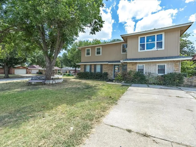 a view of a house with a yard