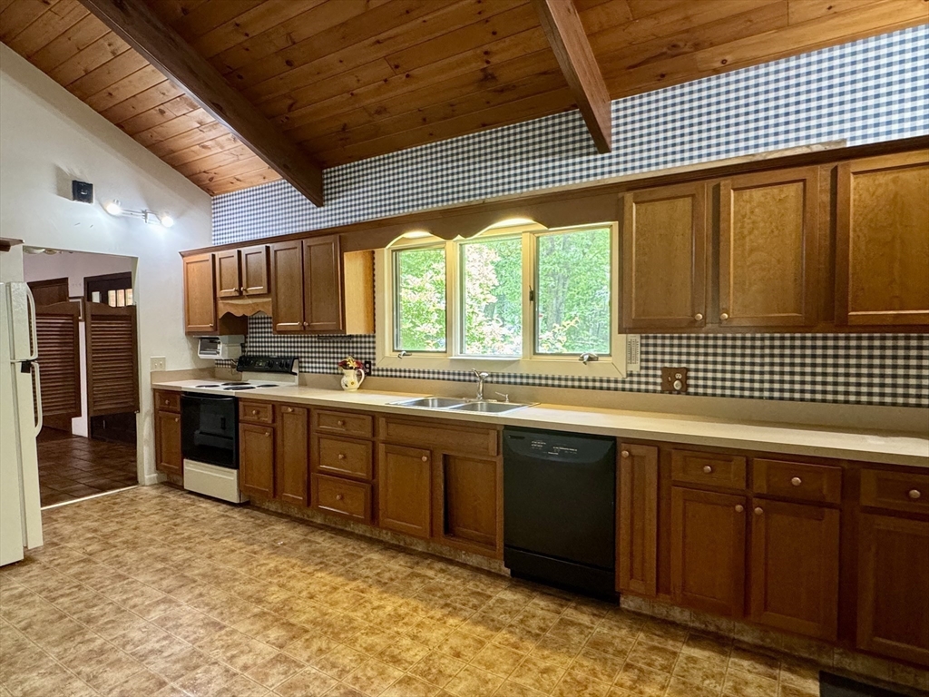 64 Number 10 Schoolhouse Road Charlton, MA 01507 - Photo 5 of 39