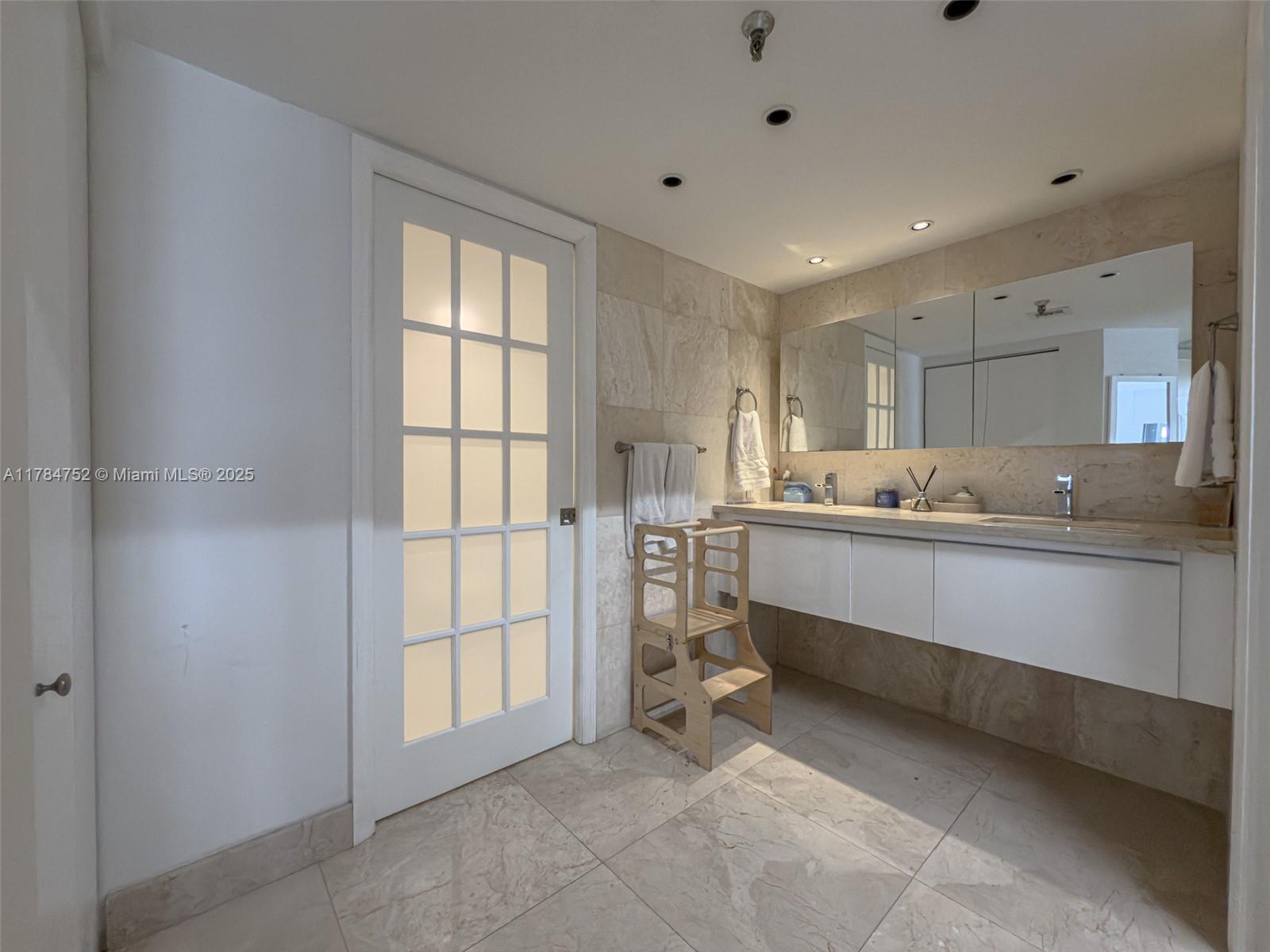 520 Brickell Key Drive, Unit A905 Miami, FL 33131 - Photo 21 of 29