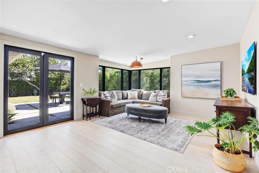 338 Bucknell Road Costa Mesa, CA 92626 - Photo 12 of 25 a living room with furniture and a potted plant