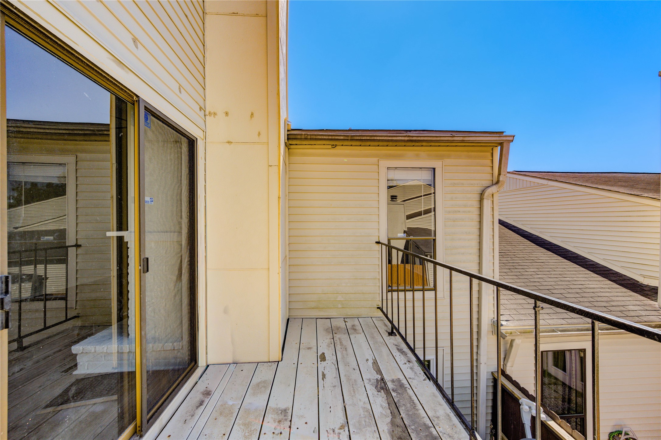 6401 Deihl Road, Unit 505 Houston, TX 77092 - Photo 19 of 35 a view of wooden balcony