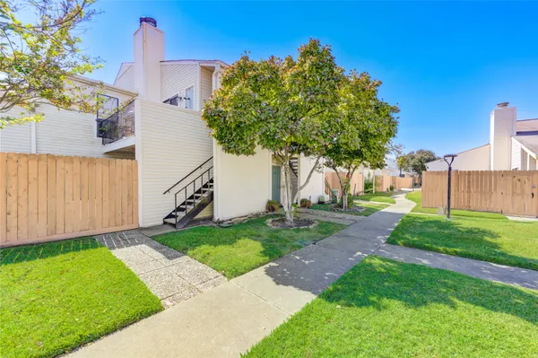 a view of a back yard