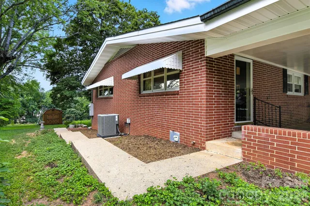 $559,900 | 26 33rd Avenue Northwest, Hickory, NC 28601