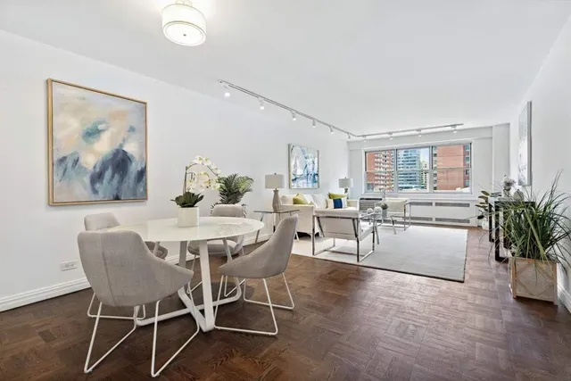 $1,210,000 | 300 East 71st Street, Unit 7O | Lenox Hill