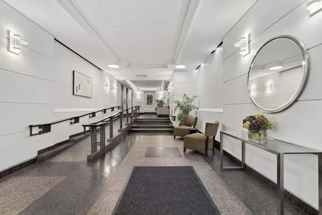 $1,210,000 | 300 East 71st Street, Unit 7O | Lenox Hill