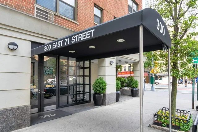 $1,210,000 | 300 East 71st Street, Unit 7O | Lenox Hill