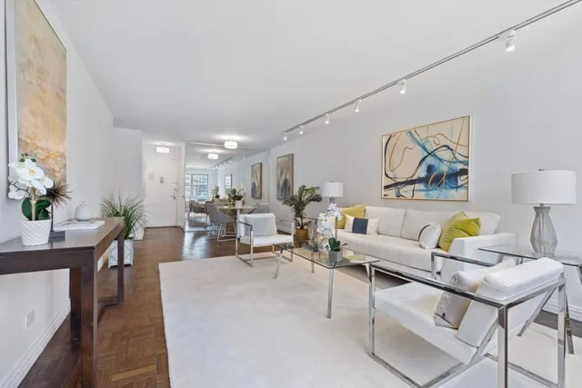 $1,210,000 | 300 East 71st Street, Unit 7O | Lenox Hill