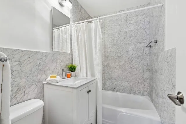 $1,210,000 | 300 East 71st Street, Unit 7O | Lenox Hill