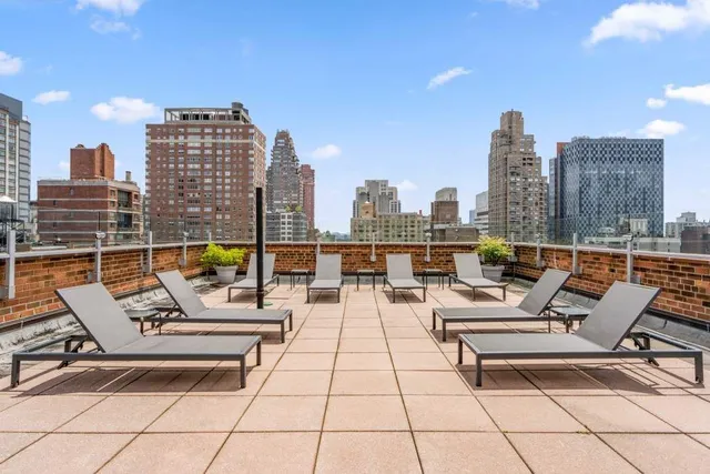 $1,210,000 | 300 East 71st Street, Unit 7O | Lenox Hill