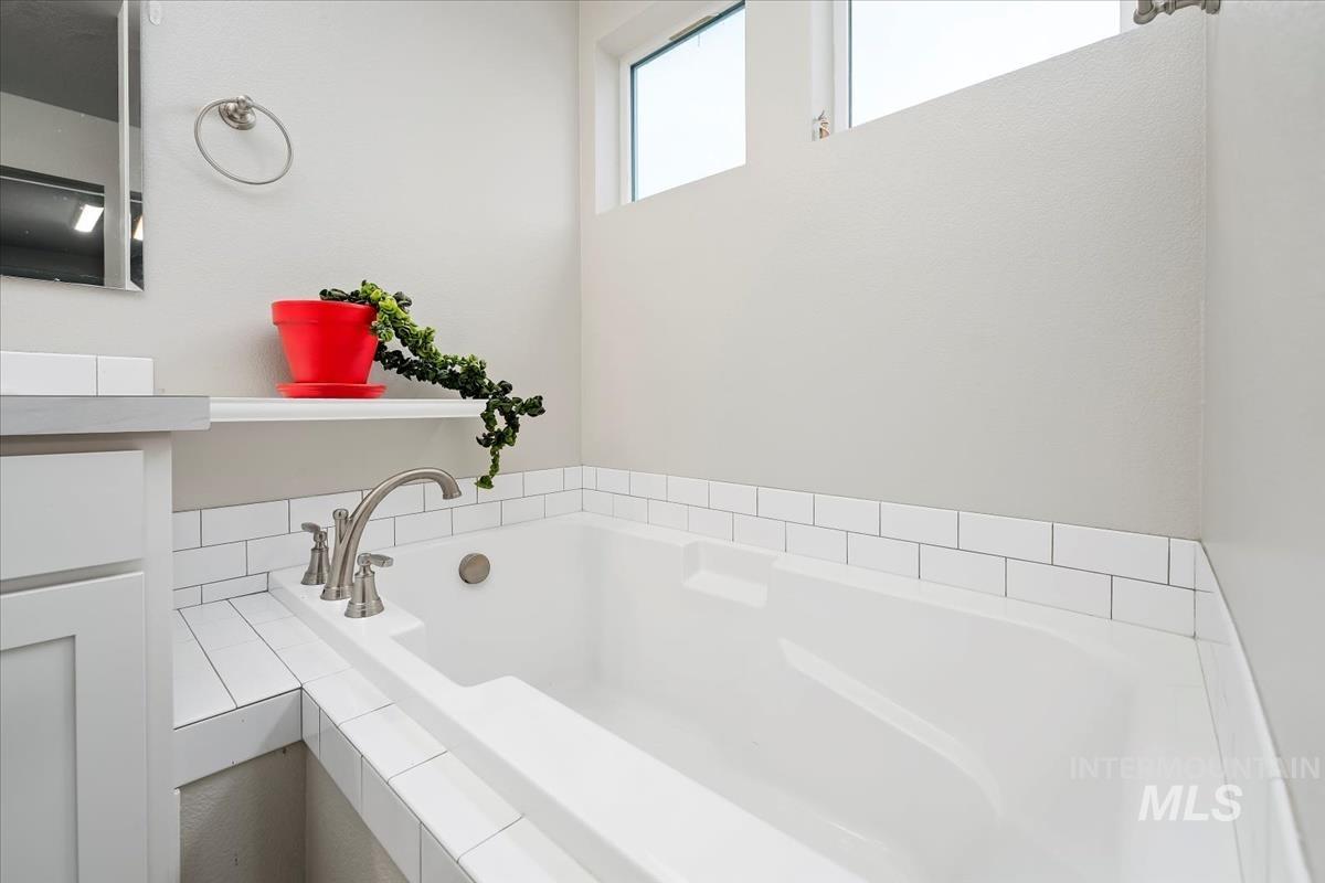 4585 West Everest Street Meridian, ID 83646 - Photo 22 of 37 Bathroom with a garden tub and vanity