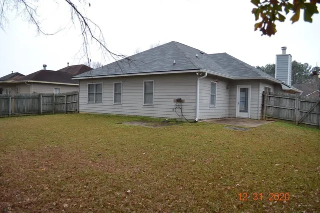 a view of a house with a backyard