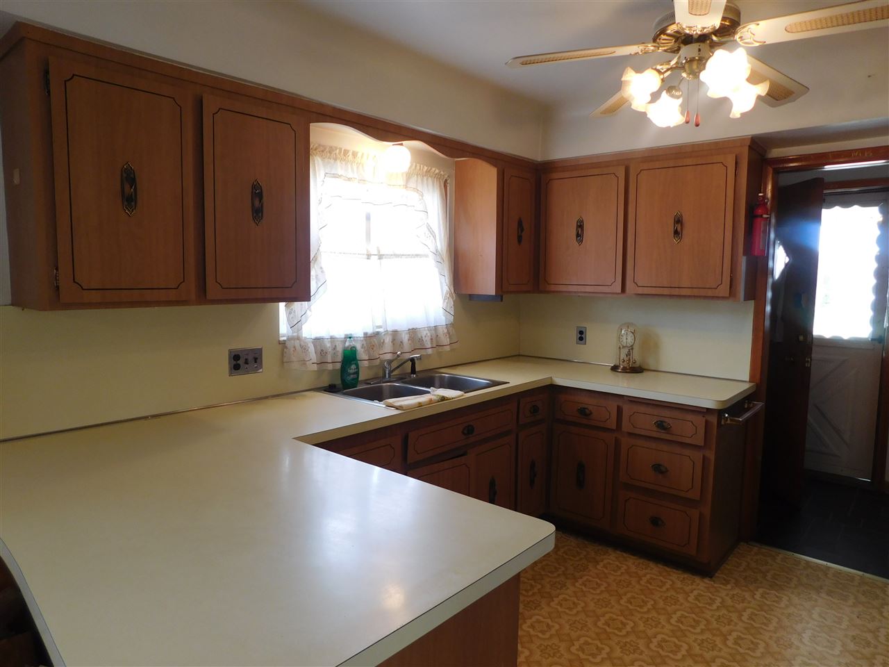 24641 Grove Eastpointe Mi 48021 Eastpointe, MI 48021 - Photo 3 of 25