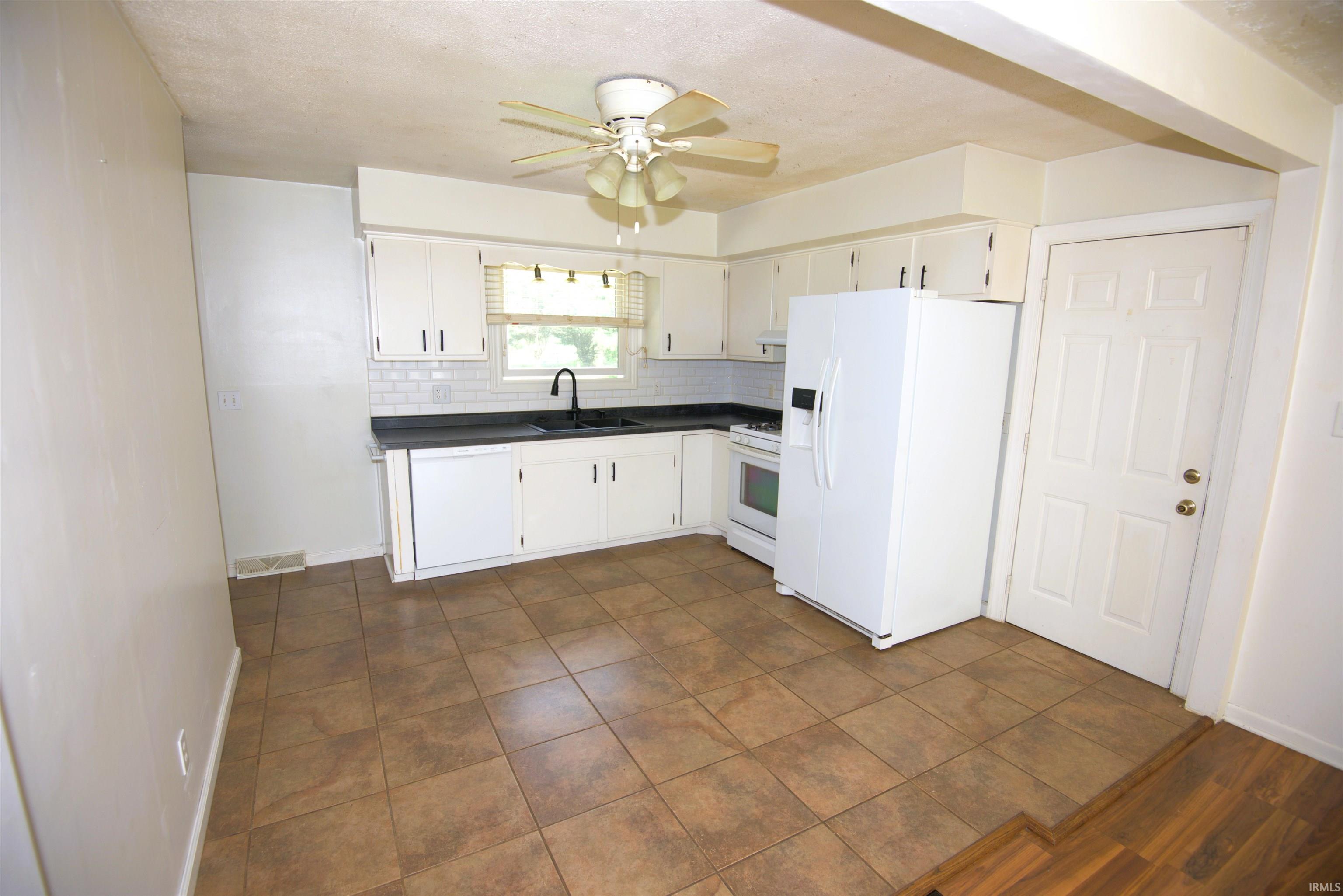 54872 Bittersweet Road Mishawaka, IN 46545 - Photo 7 of 23
