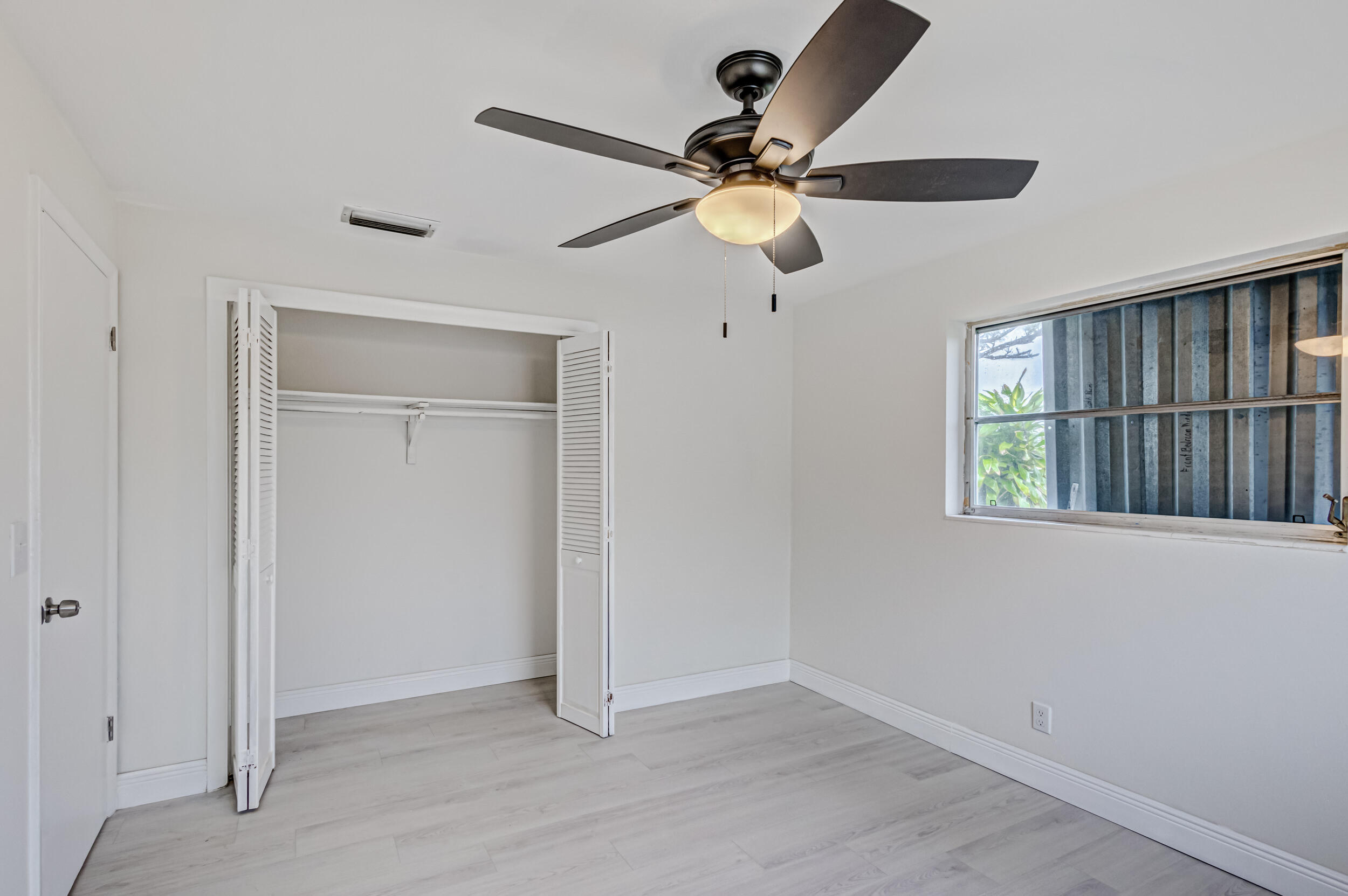 571 Silver Beach Road Riviera Beach, FL 33403 - Photo 11 of 48 67_5d1a7096js-2