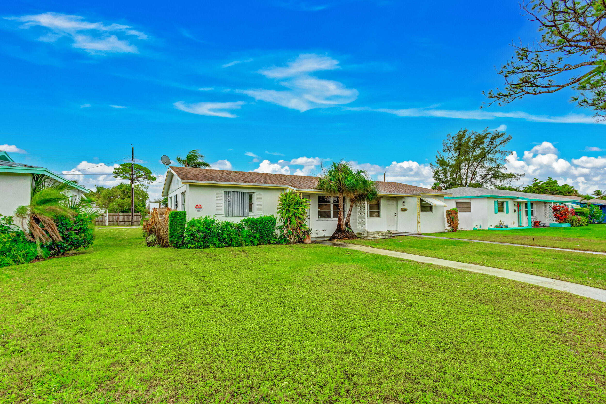 571 Silver Beach Road Riviera Beach, FL 33403 - Photo 3 of 48 45_5d1a7136js