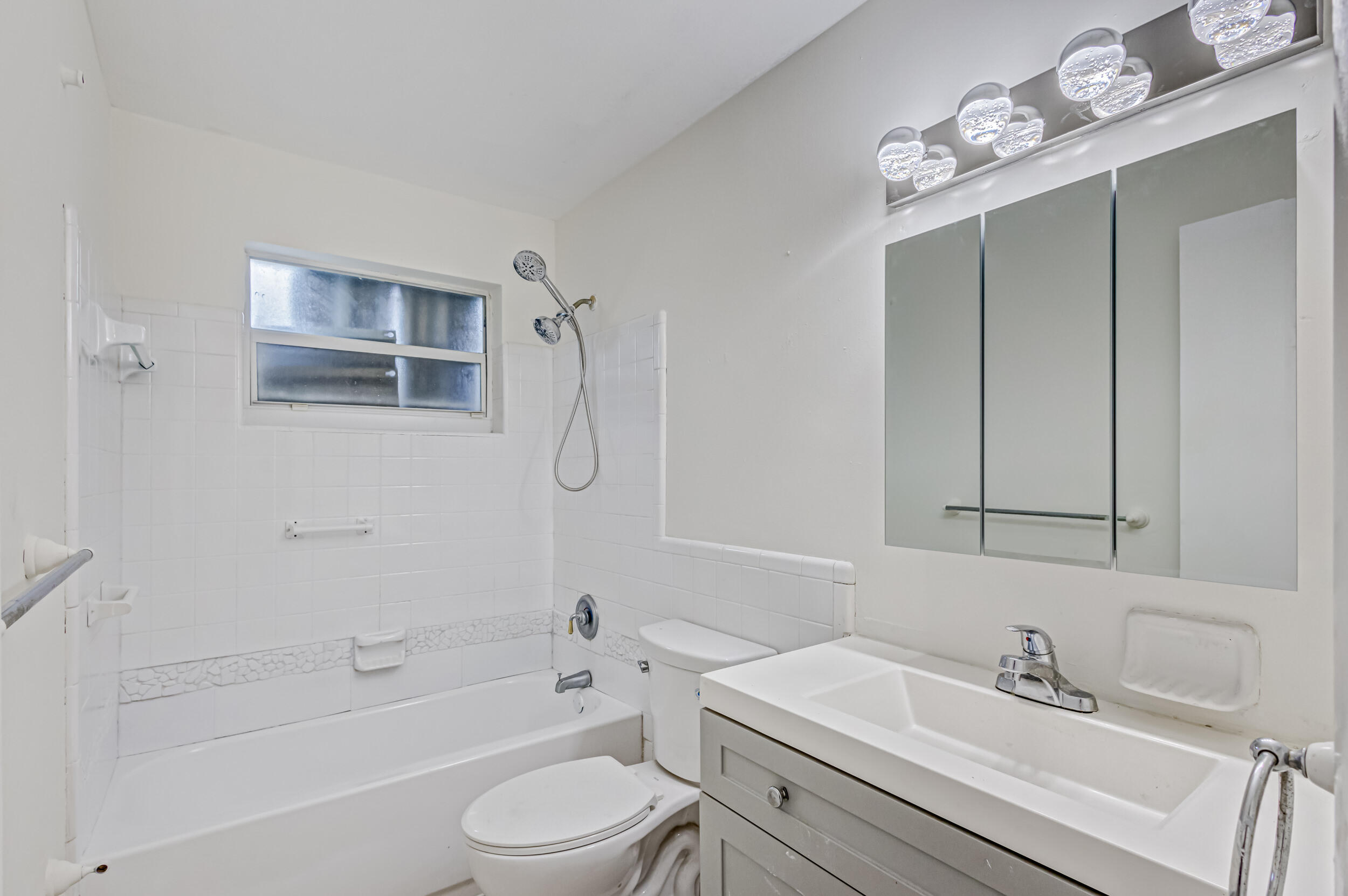 571 Silver Beach Road Riviera Beach, FL 33403 - Photo 9 of 48 63_5d1a7066js-2