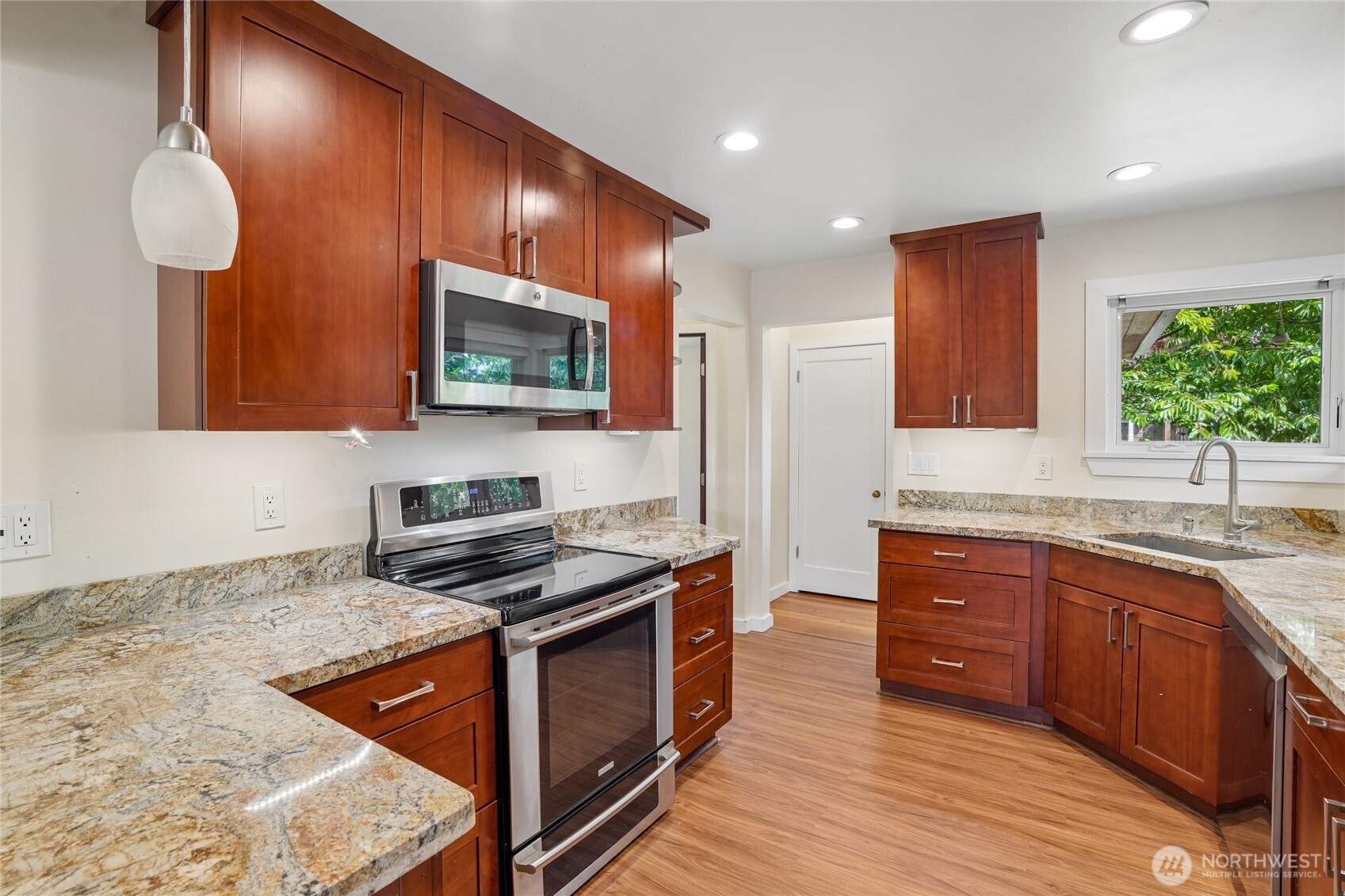 3004 Southwest Barton Street Seattle, WA 98126 - Photo 2 of 40