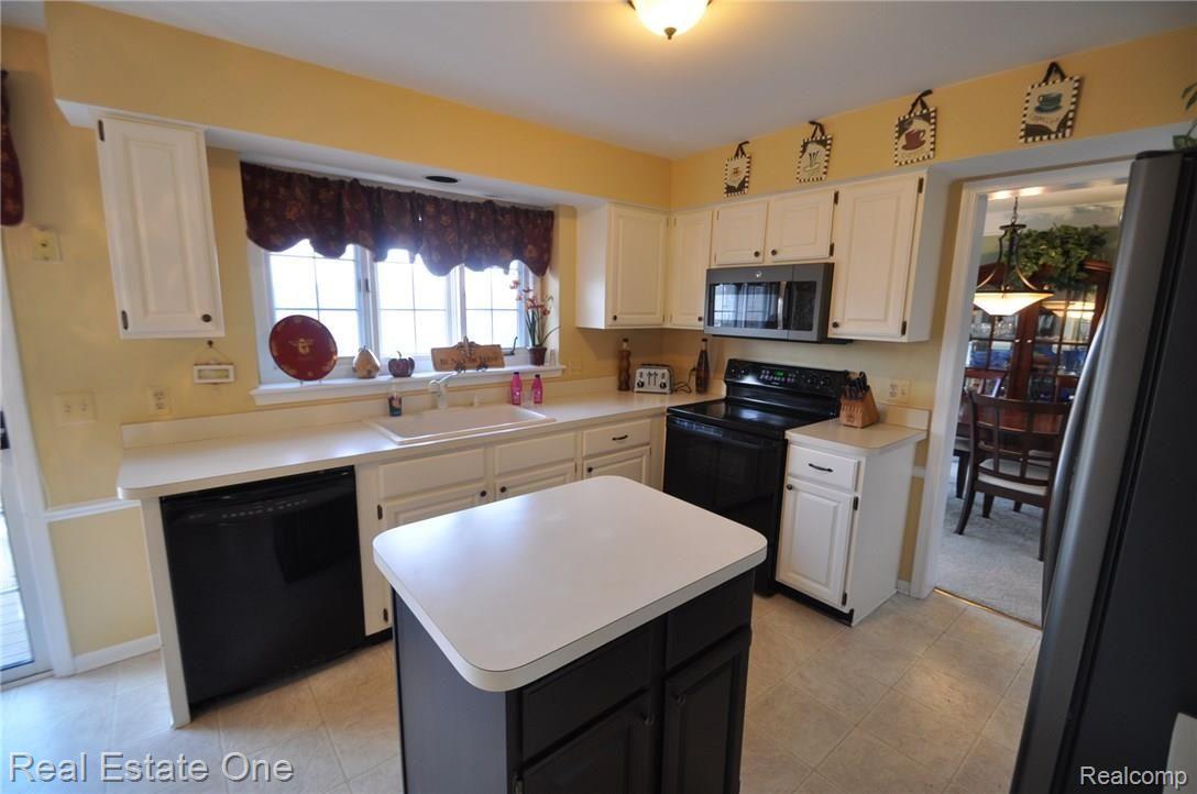 1696 Grandview Drive Rochester, MI 48306 - Photo 9 of 32 9.JPG