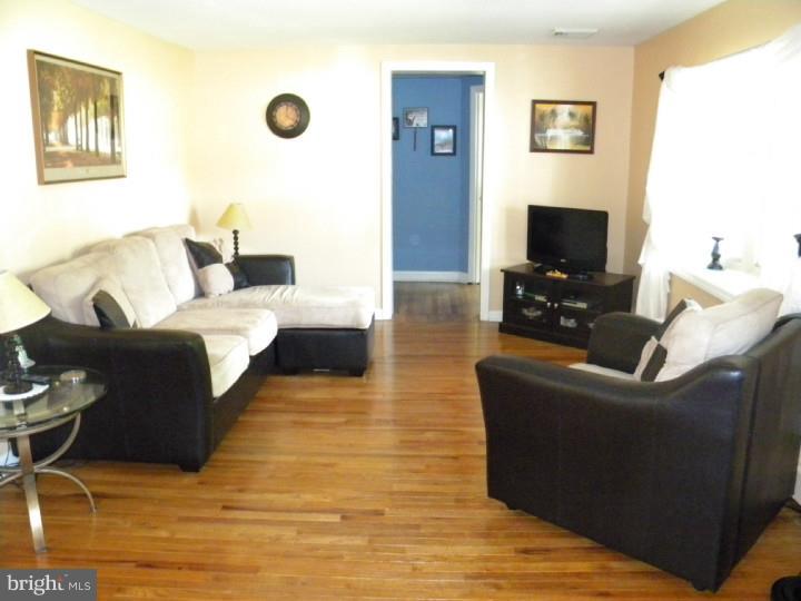 880 Buchert Road Pottstown, PA 19464 - Photo 4 of 20 Living Room