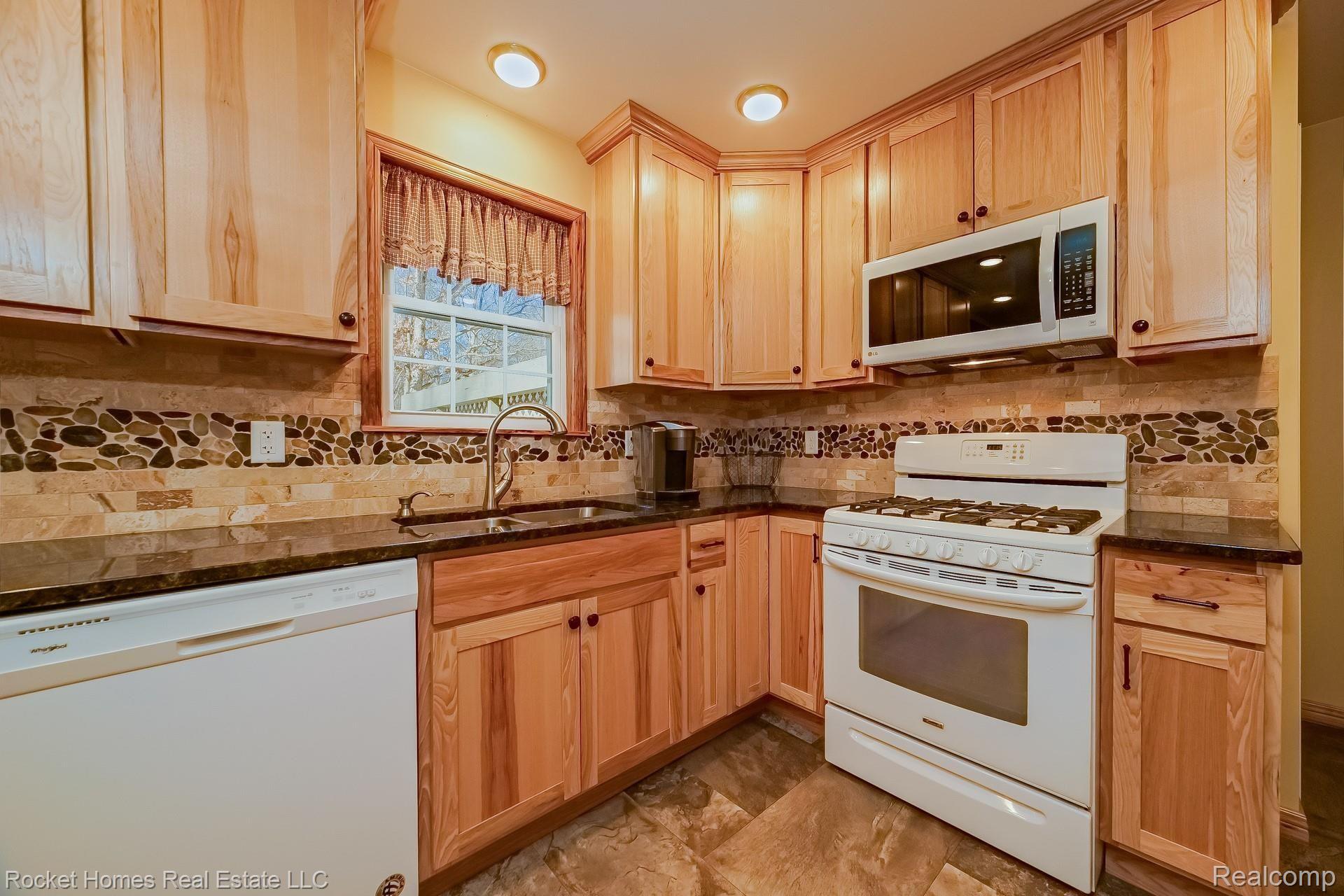 12792 Budd Road Burt, MI 48417 - Photo 13 of 42 012-photo-kitchen-8986946.jpg
