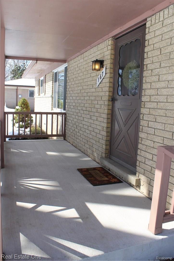 167 Booth Road Troy, MI 48085 - Photo 5 of 30 IMG_1360.JPG