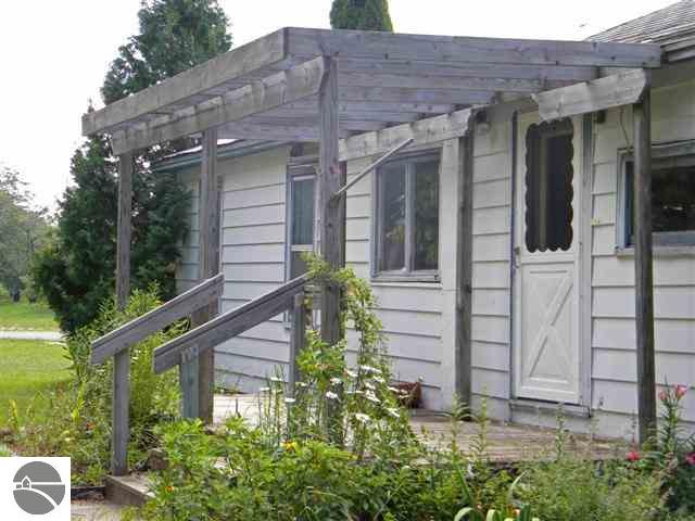 672 West Ryant Road Maple City, MI 49664 - Photo 3 of 15 1715668-2.JPG