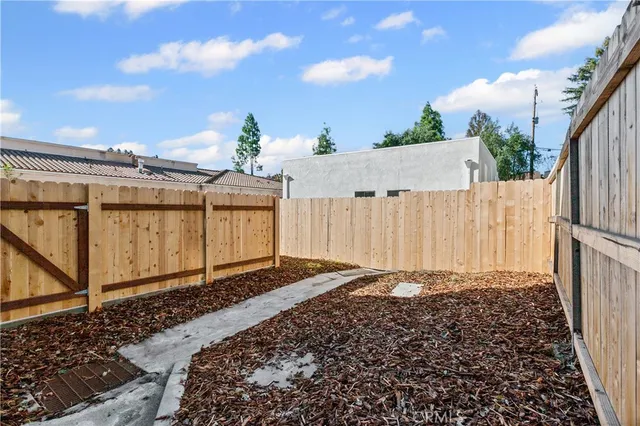 a view of a backyard