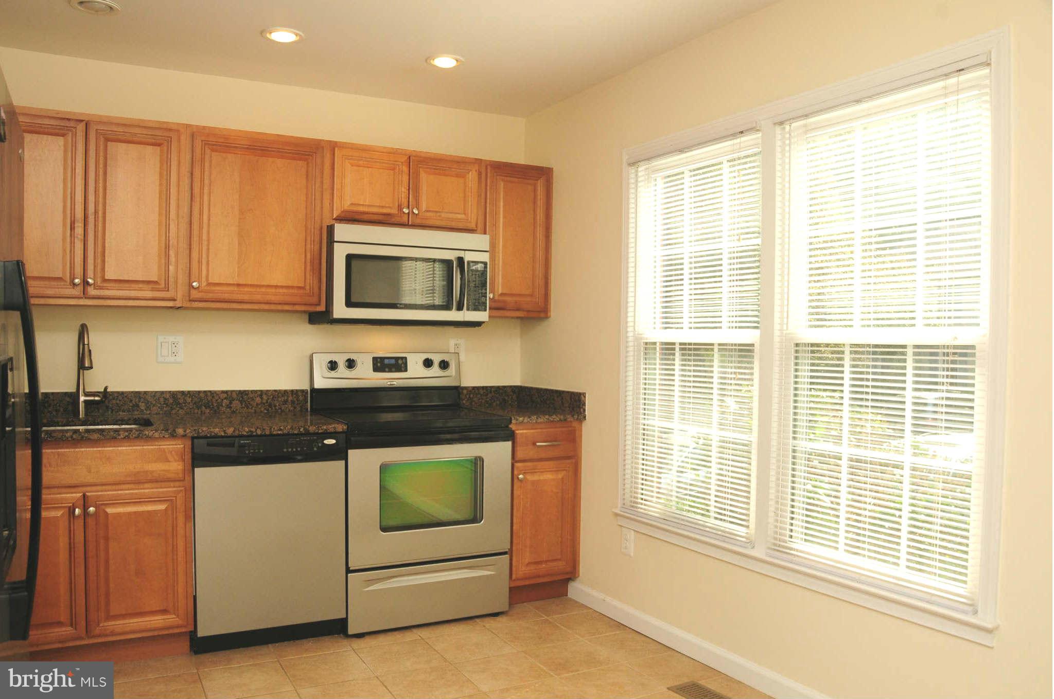 11965 Heathcote Court Reston, VA 20191 - Photo 4 of 27 Kitchen with granite & maple cabinets