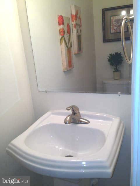 11965 Heathcote Court Reston, VA 20191 - Photo 10 of 27 Powder Room