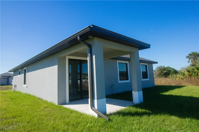 a view of a house with backyard