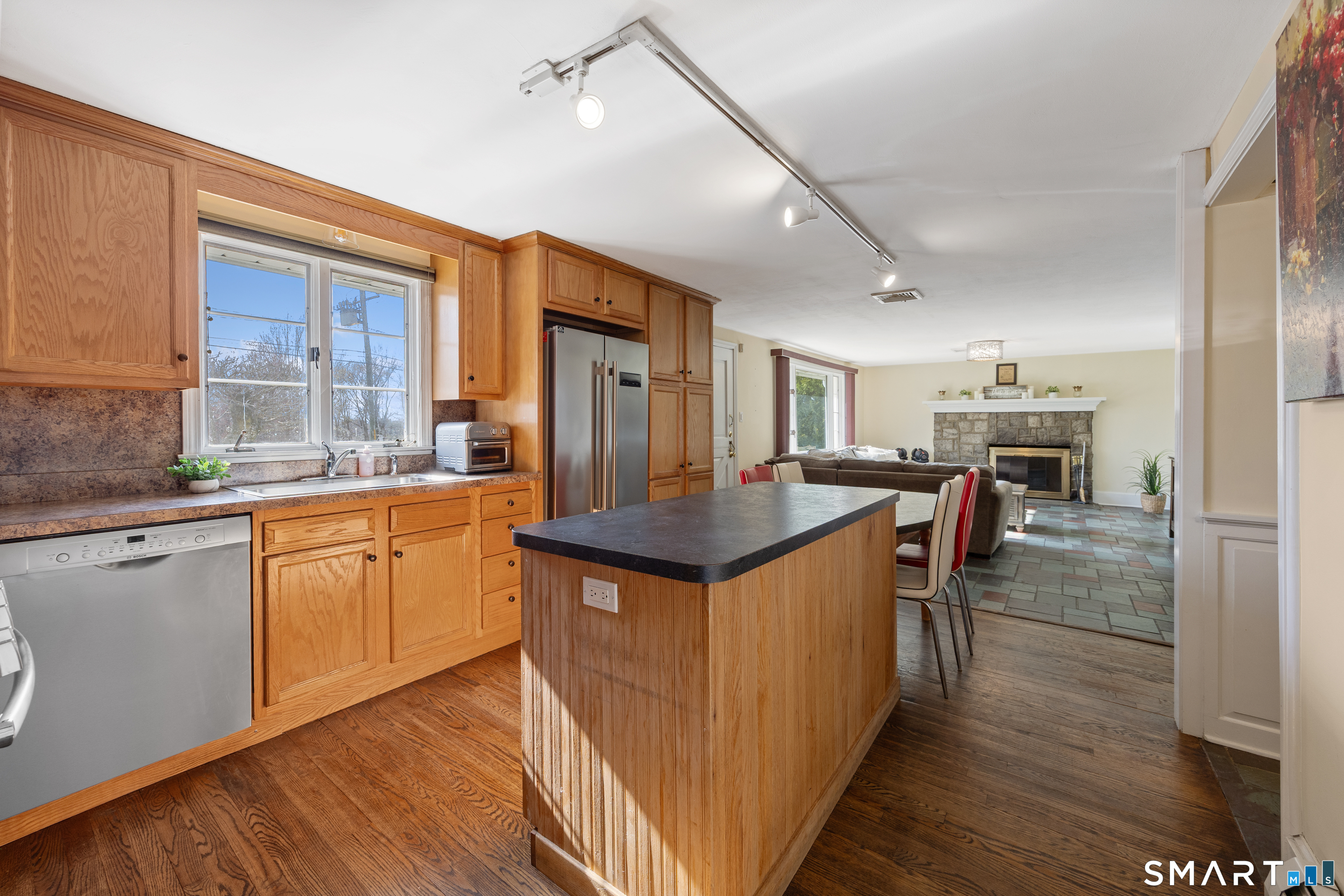 189 Scott Road Waterbury, CT 06705 - Photo 3 of 31