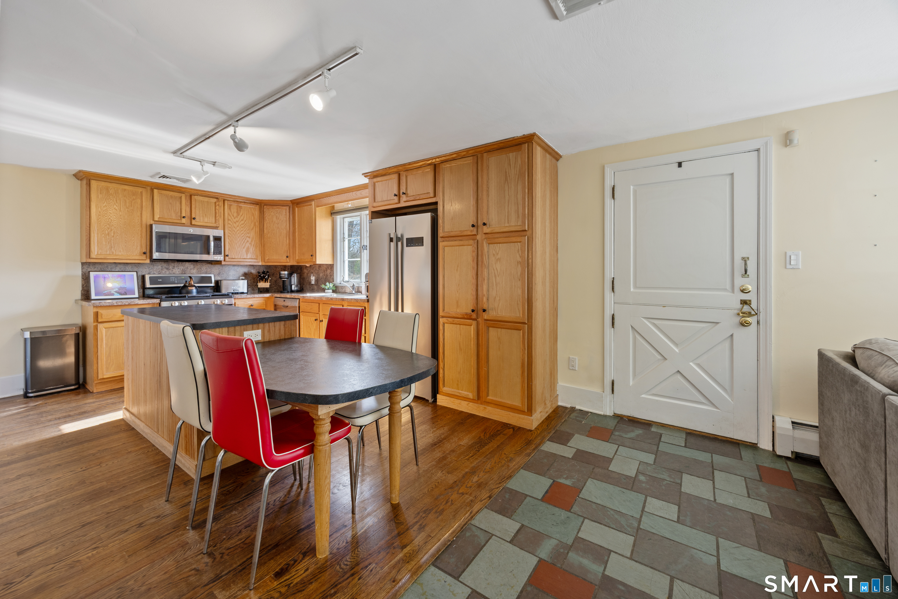 189 Scott Road Waterbury, CT 06705 - Photo 4 of 31