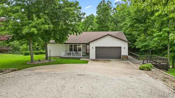 $380,000 | 34 Cedar Lane, Hillsboro, IL 62049