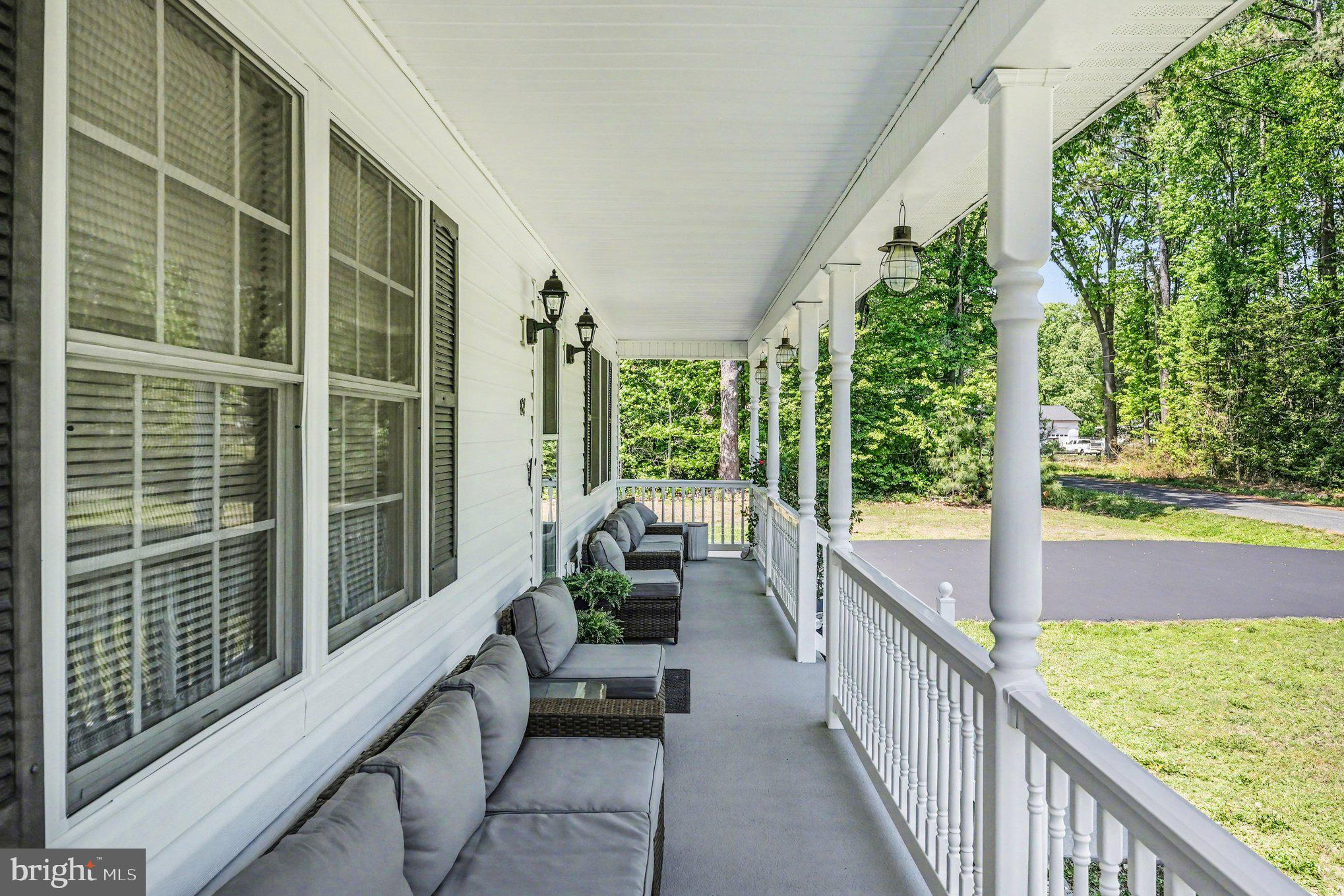 87 Cedar Lane South Colonial Beach, VA 22443 - Photo 4 of 27 Front porch sitting