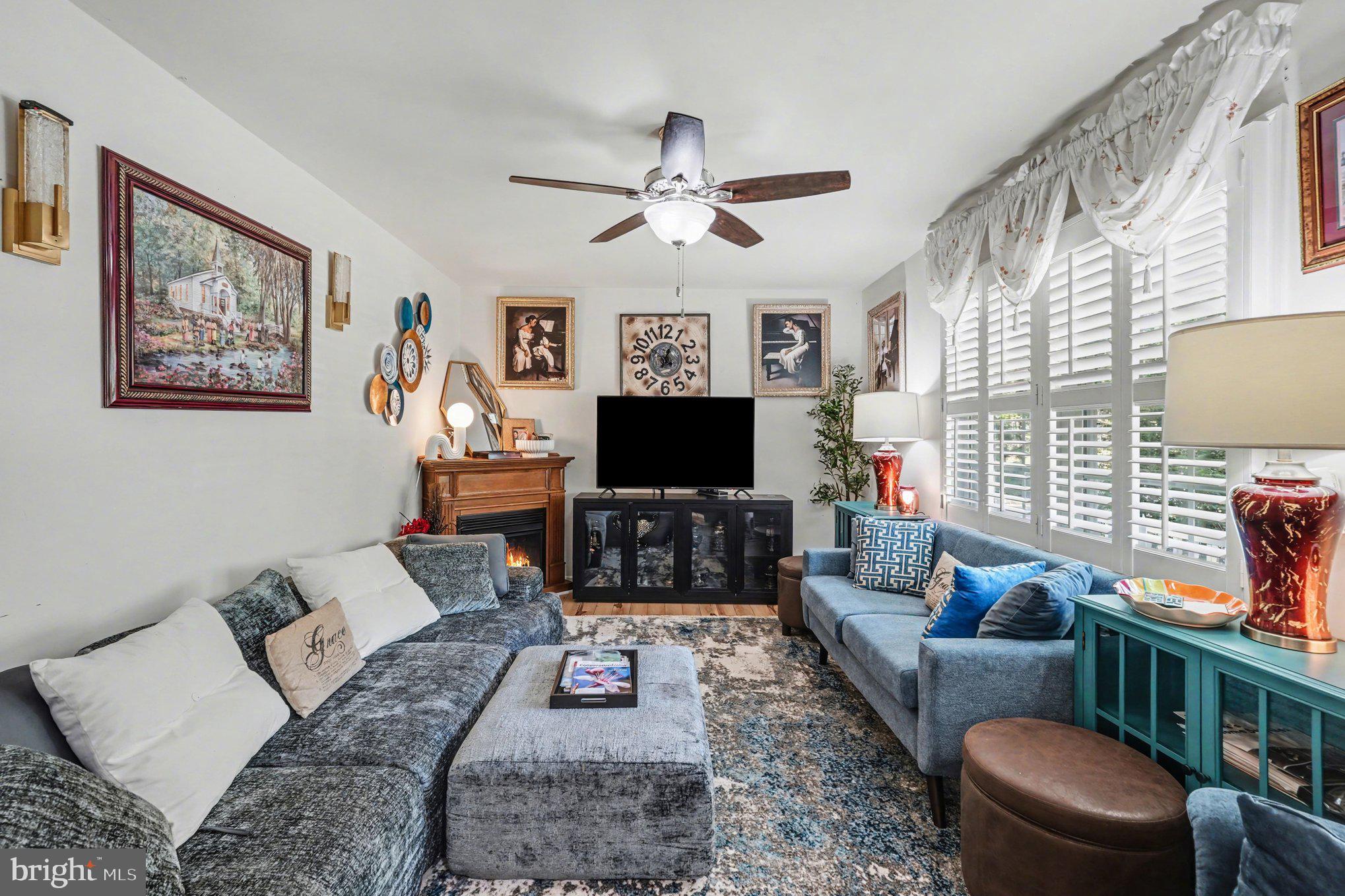 87 Cedar Lane South Colonial Beach, VA 22443 - Photo 6 of 27 Living room