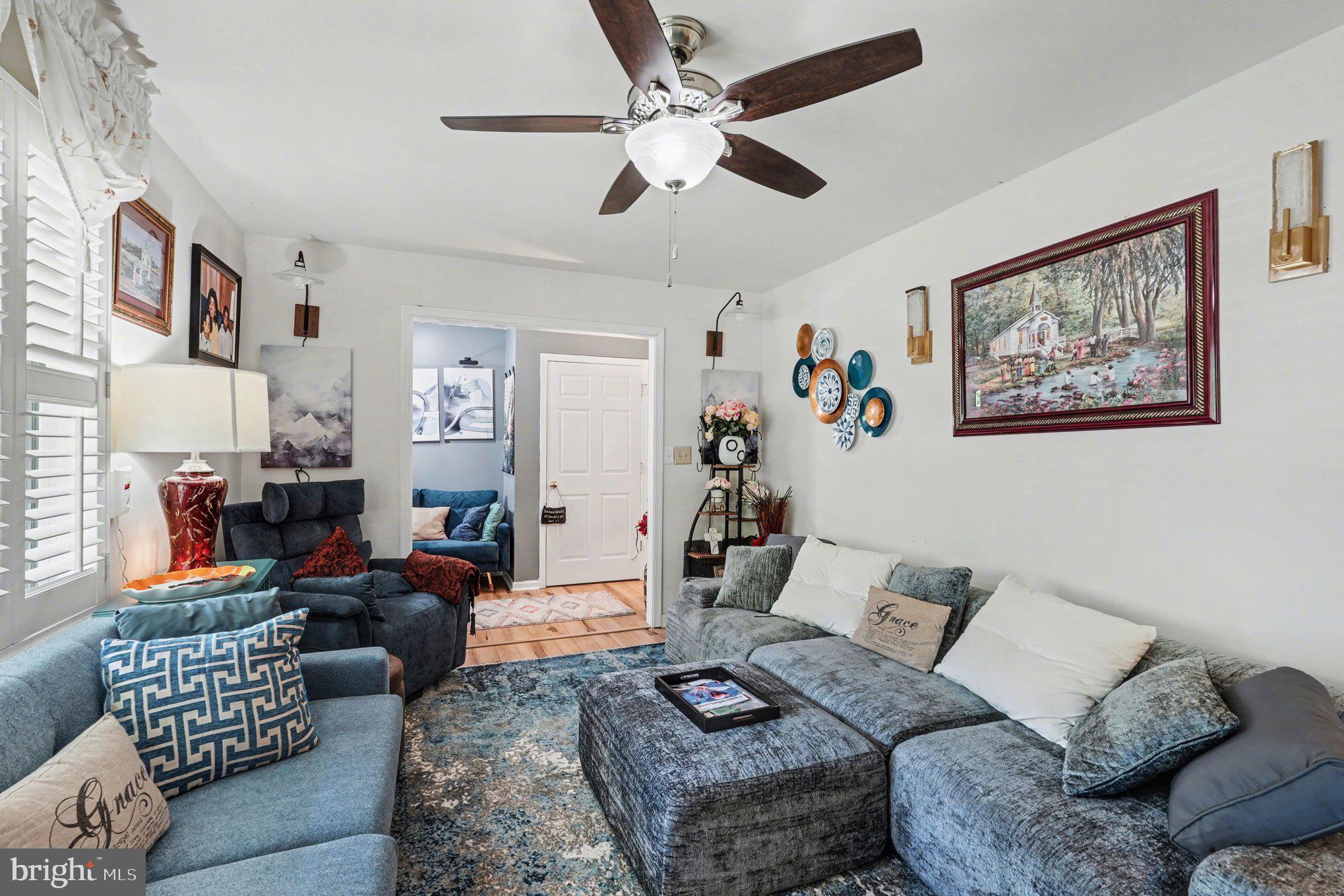 87 Cedar Lane South Colonial Beach, VA 22443 - Photo 7 of 27 Living room