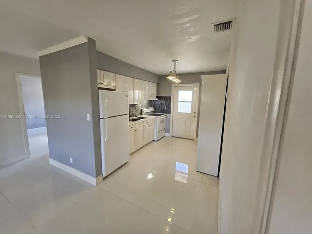 $2,500 | 4920 Southwest 28th Terrace, Unit 12, Dania Beach, FL 33312