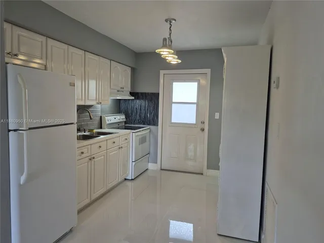 $2,500 | 4920 Southwest 28th Terrace, Unit 12, Dania Beach, FL 33312