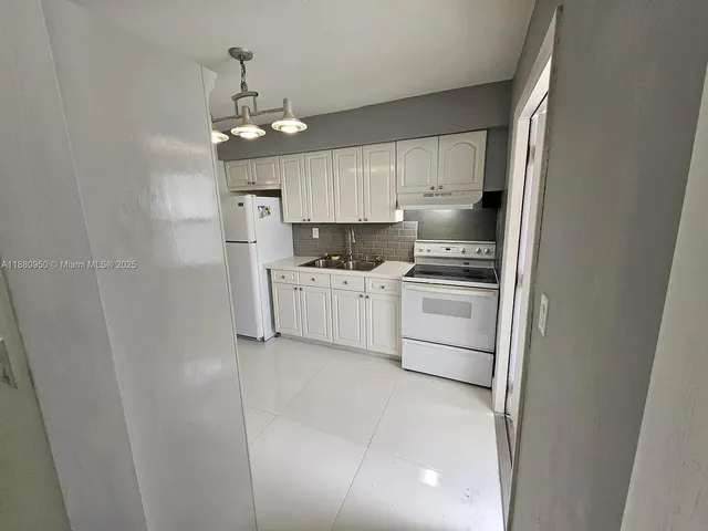 $2,500 | 4920 Southwest 28th Terrace, Unit 12, Dania Beach, FL 33312
