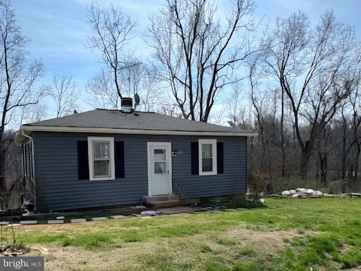 38777 Holmes Mill Road Hamilton, VA 20158 - Photo 2 of 14 a view of a house with a yard