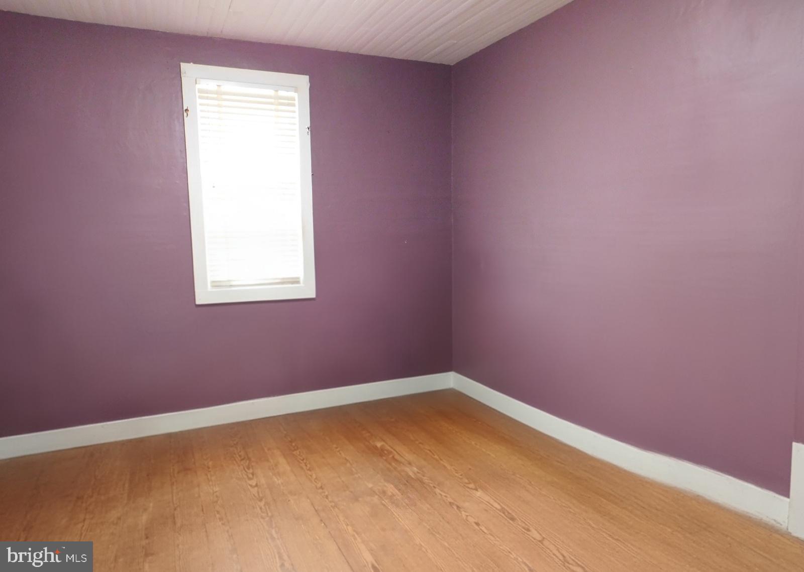 38777 Holmes Mill Road Hamilton, VA 20158 - Photo 8 of 14 an empty room with a window