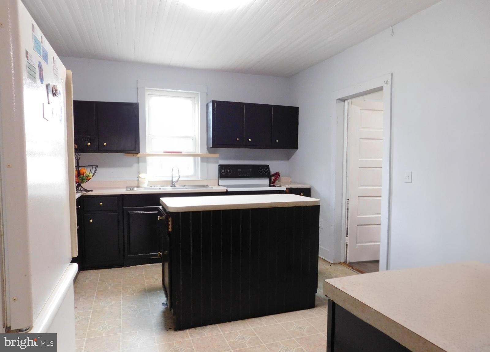 38777 Holmes Mill Road Hamilton, VA 20158 - Photo 10 of 14 a kitchen with a refrigerator and a stove top oven