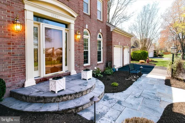 a view of a house with backyard