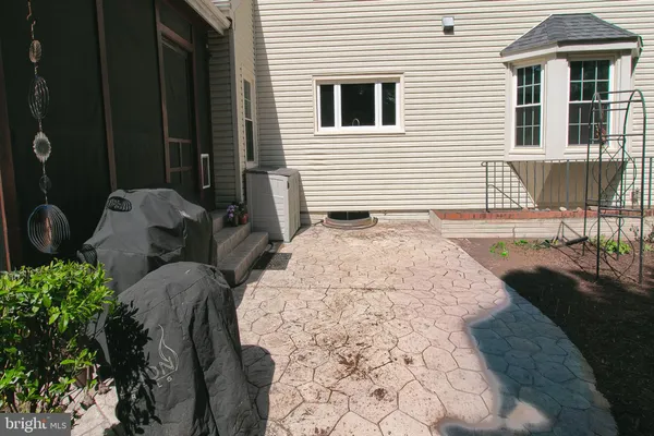 a view of backyard of the house