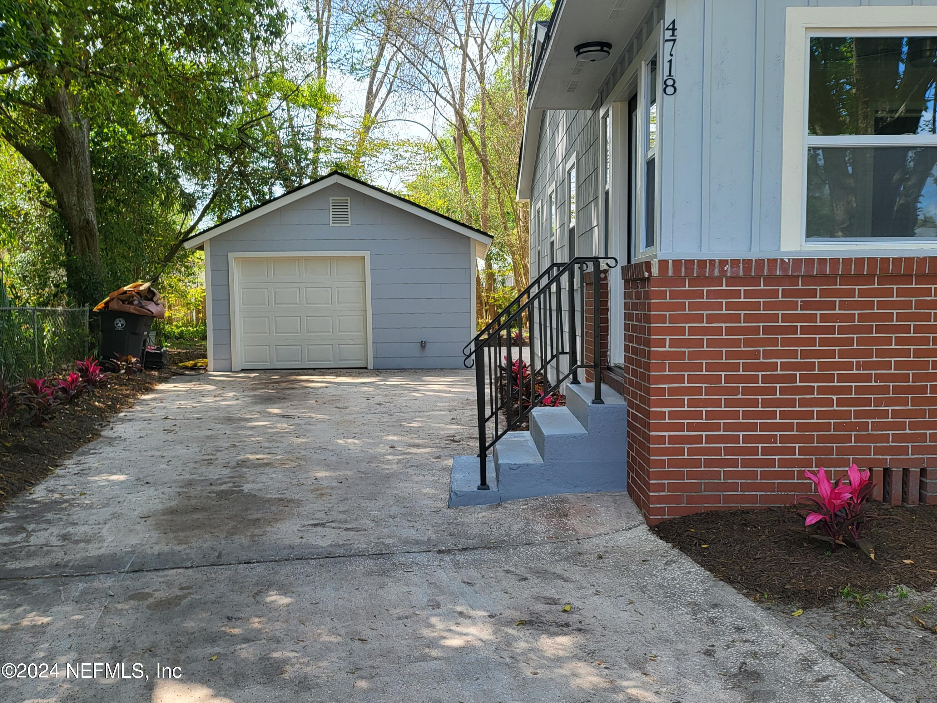 4718 Dundee Road Jacksonville, FL 32210 - Photo 5 of 37 a backyard of a house with trampoline