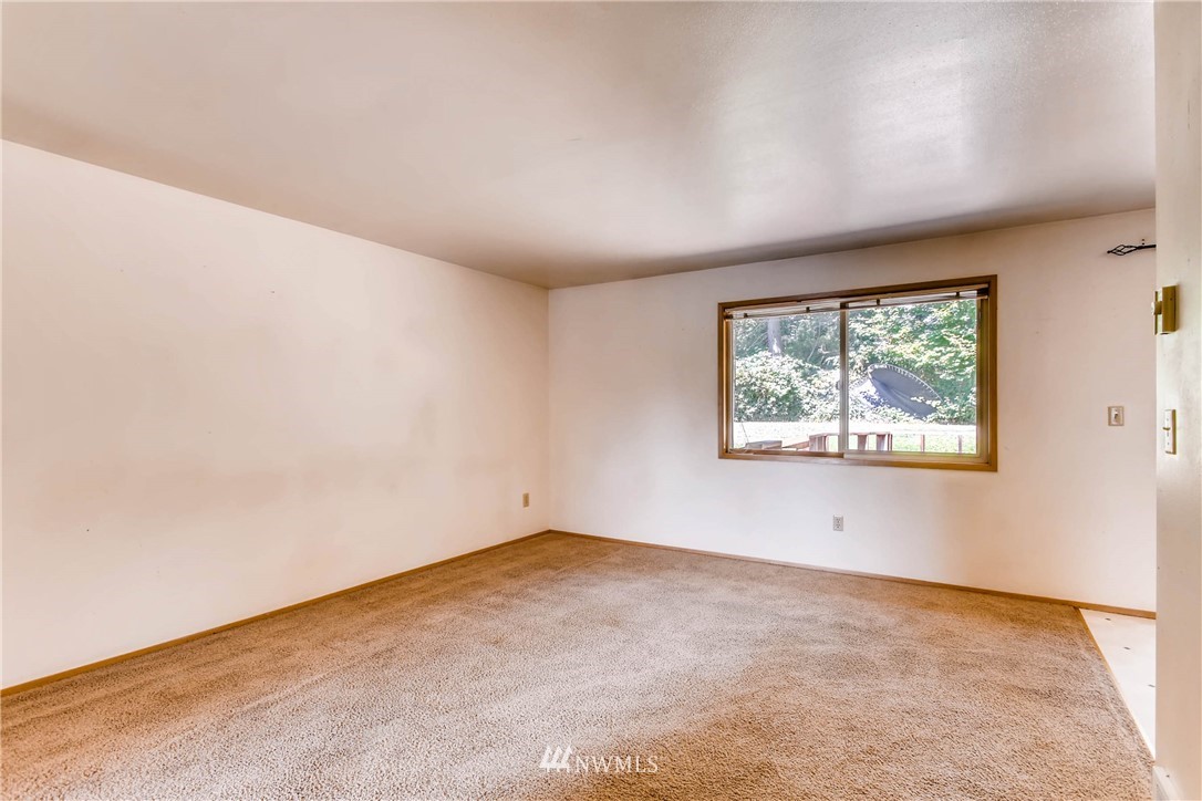 109 West Winesap Road Bothell, WA 98012 - Photo 3 of 22 an empty room with a window