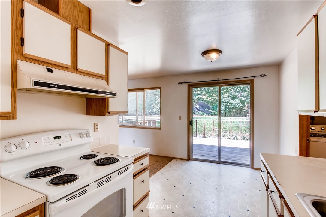 109 West Winesap Road Bothell, WA 98012 - Photo 8 of 22 a kitchen that has a lot of cabinets a stove and a window