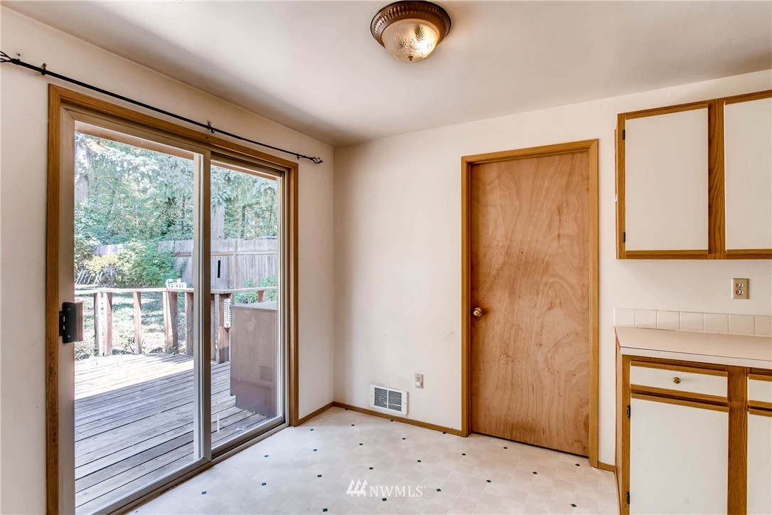 109 West Winesap Road Bothell, WA 98012 - Photo 10 of 22 a view of a hallway with windows