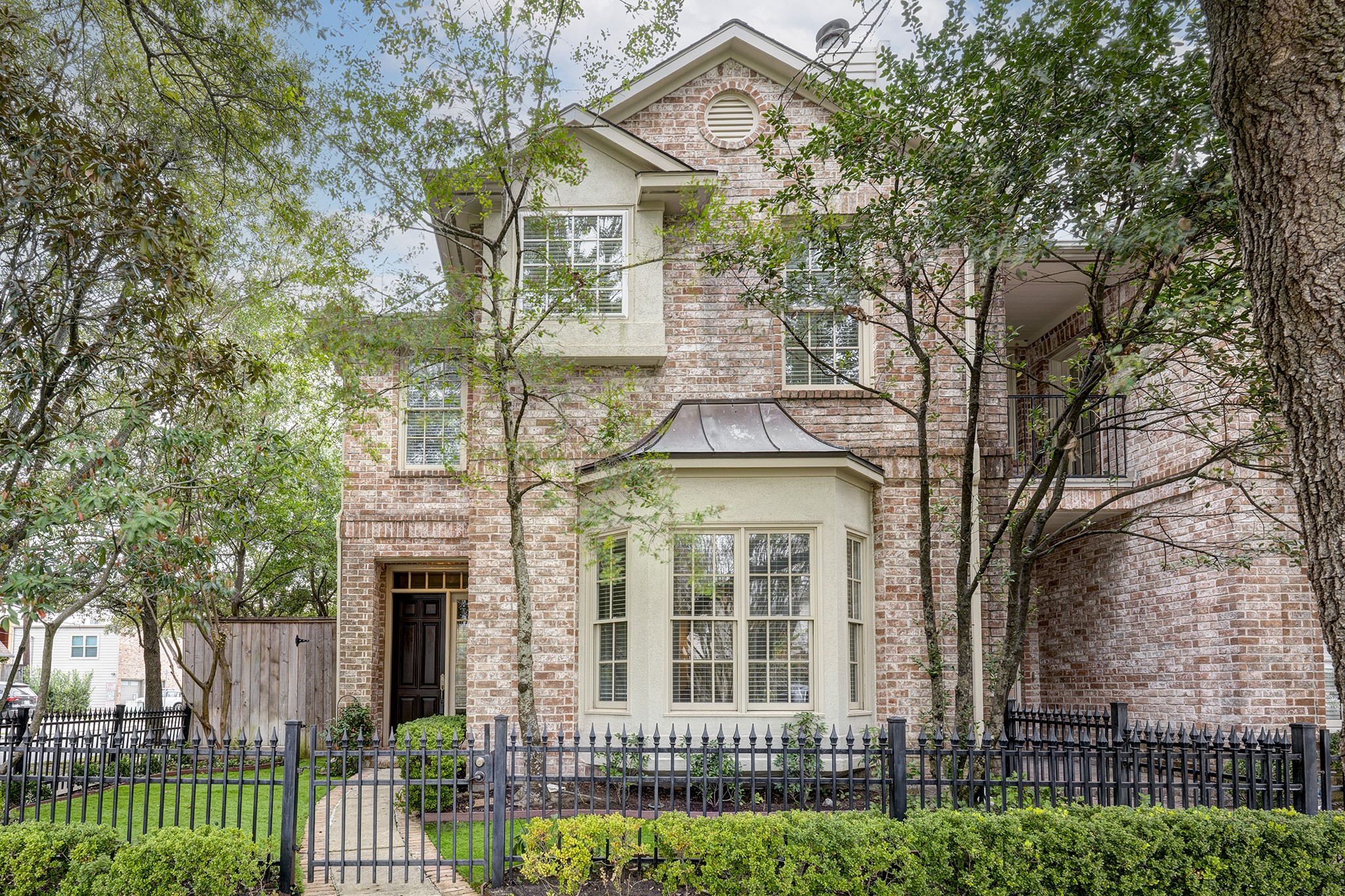 Welcome to 2740 Wroxton