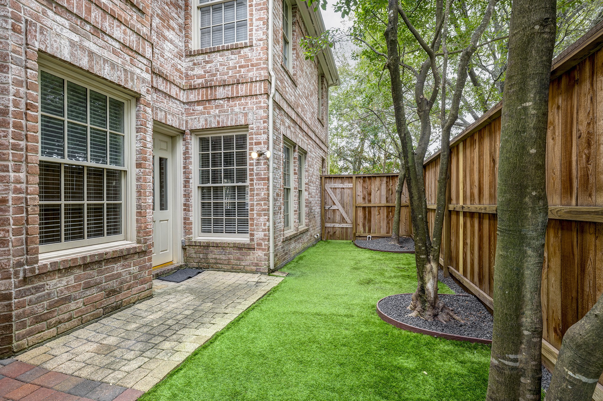 2740 Wroxton Road West University Place, TX 77005 - Photo 15 of 28 Access to side yard from breakfast room or front yard.